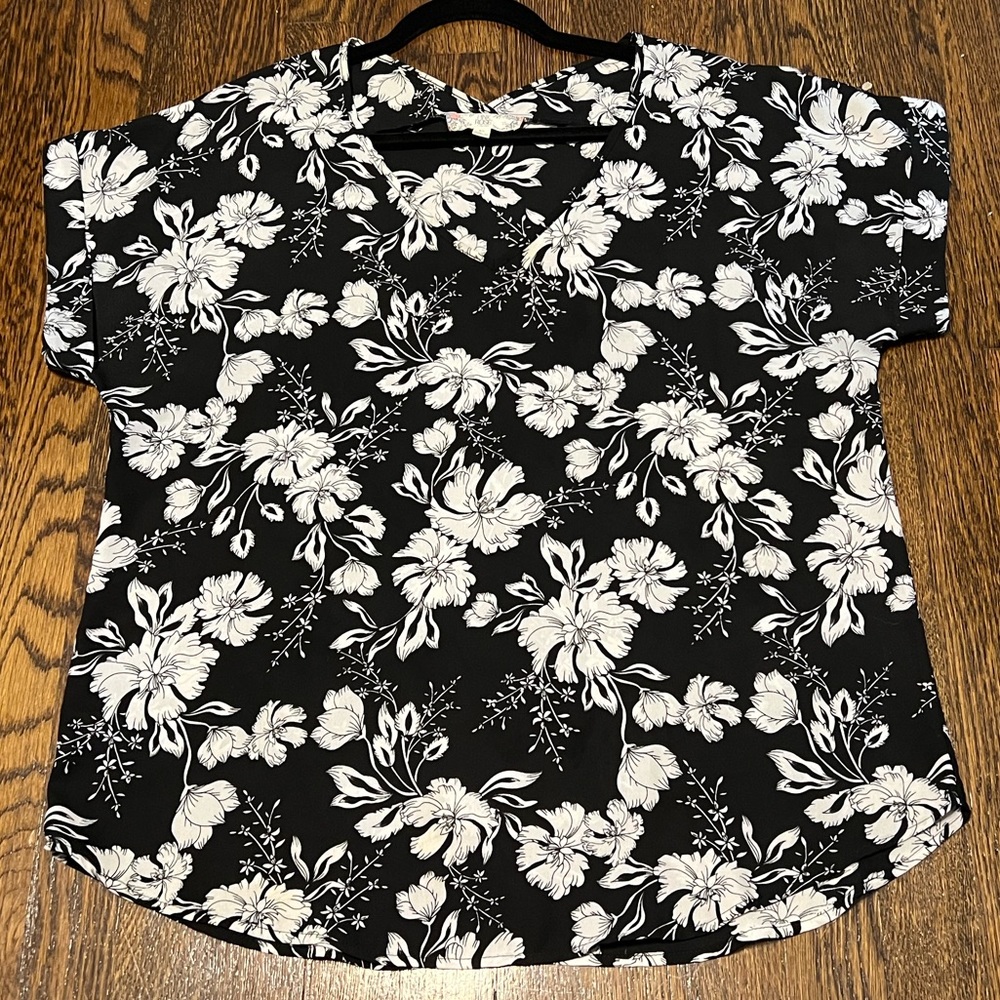 Pink Rose floral v-neck top. size XL. Worn two times.